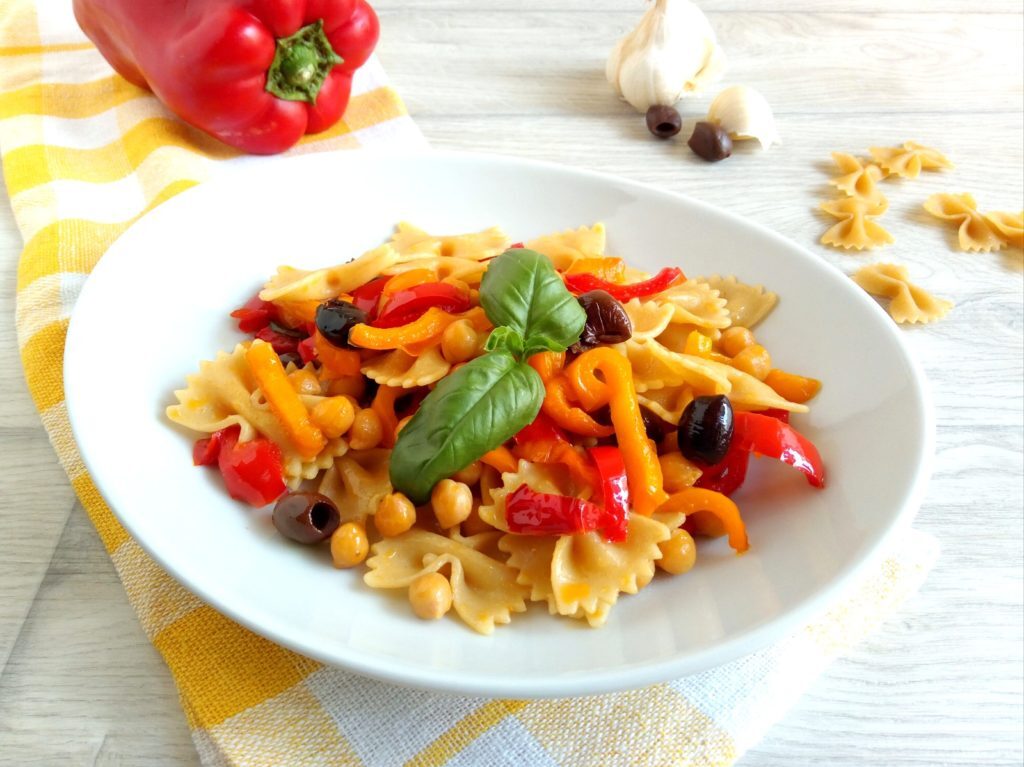 Pasta con peperoni ceci e olive nere