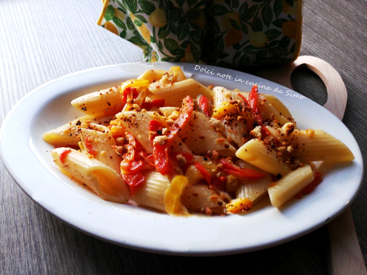 Pasta con peperoni croccanti