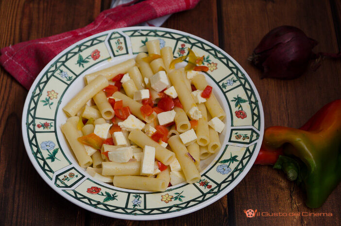 Pasta con peperoni rossi e feta