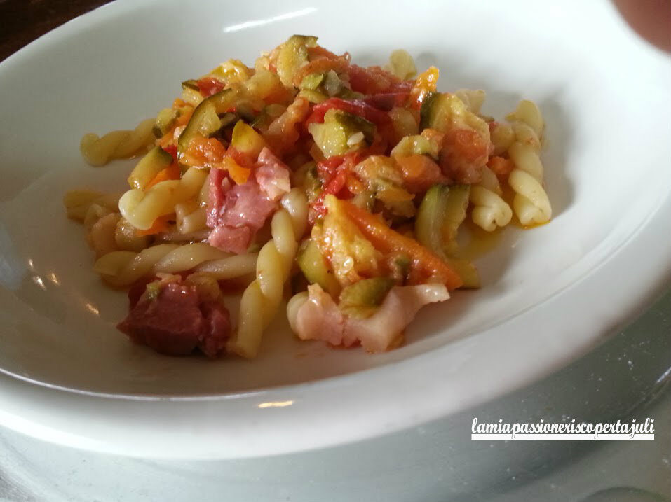 Pasta con peperoni zucchine e pancetta