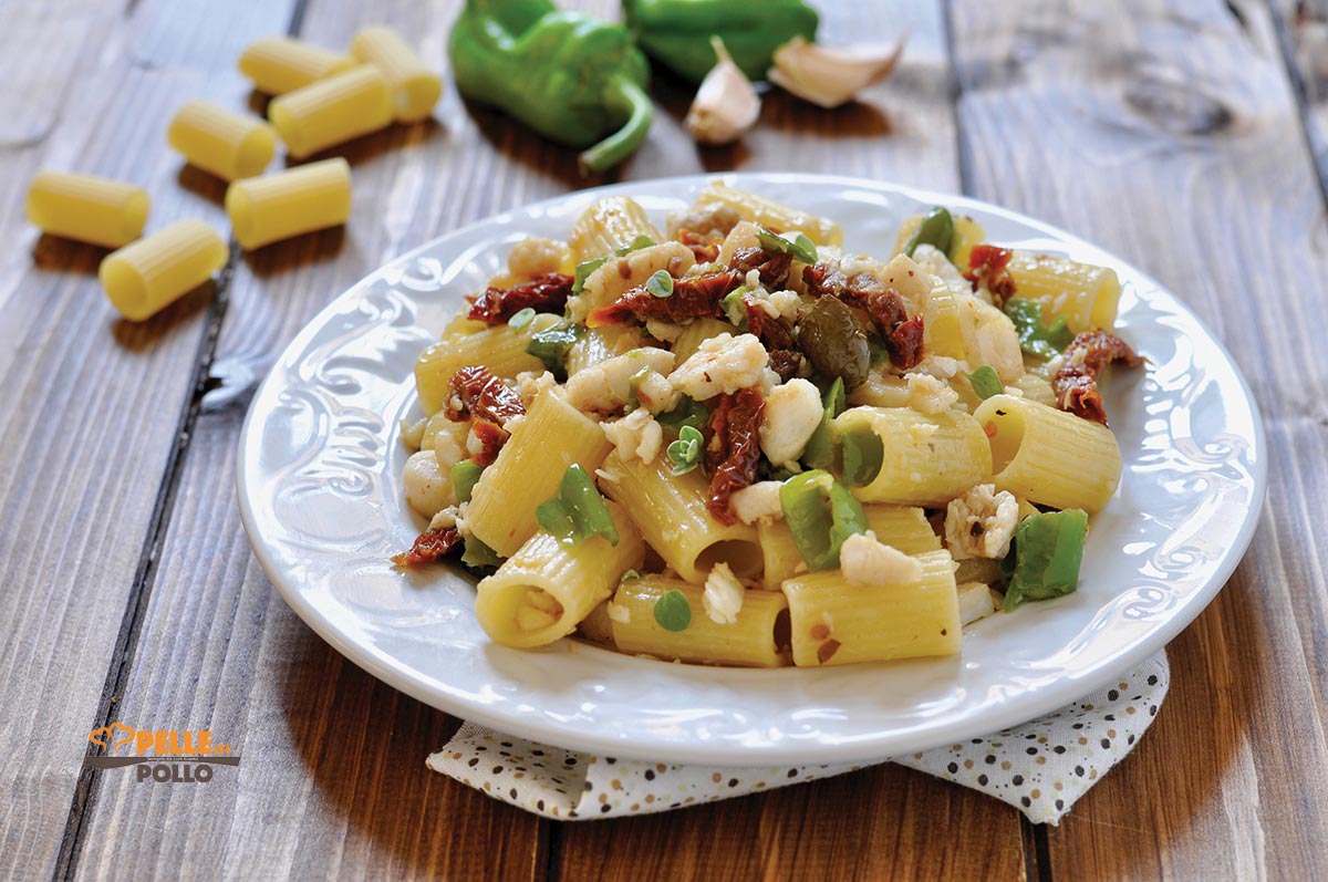 Pasta con pesce persico, pomodori secchi e friggitelli