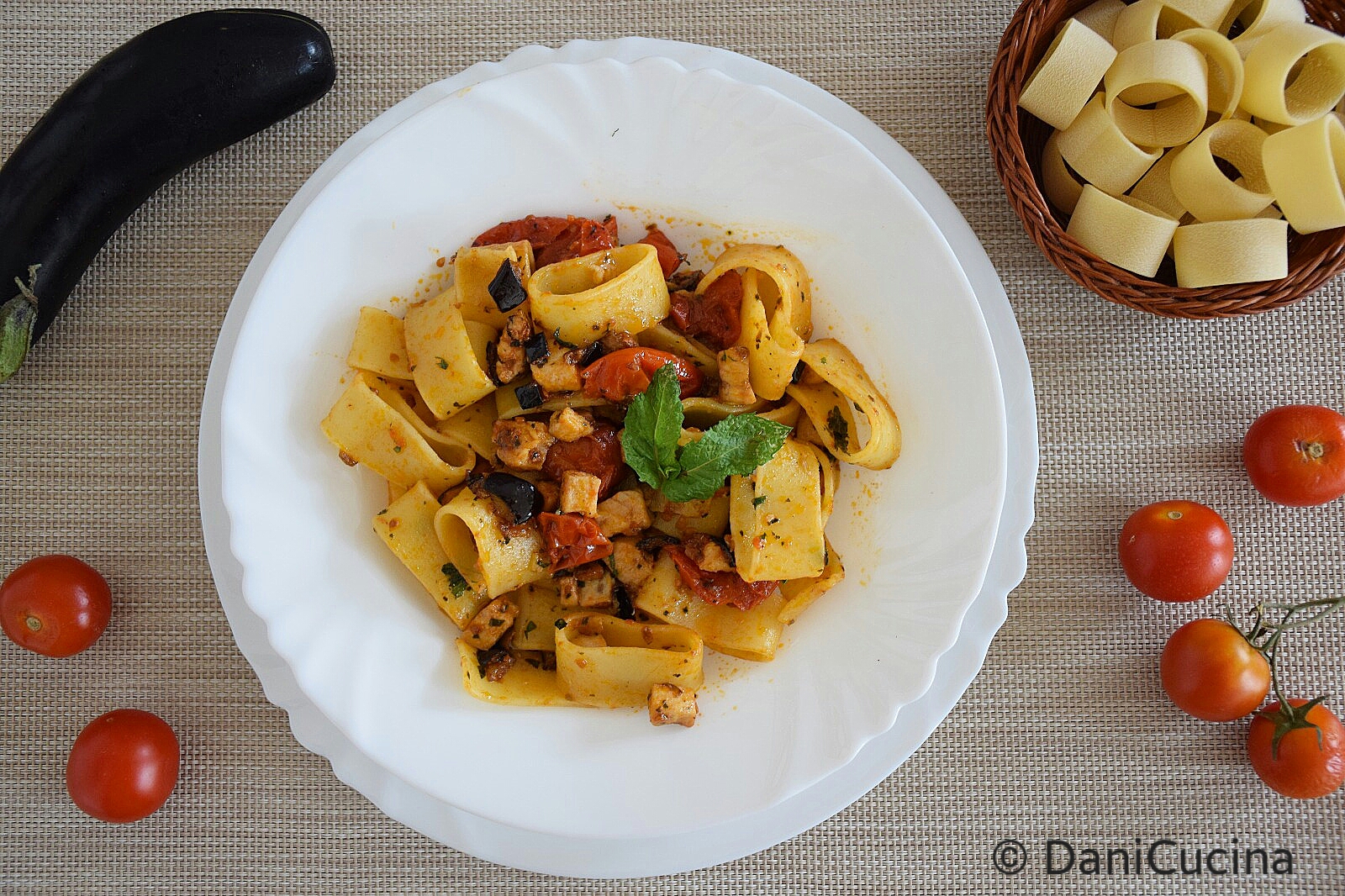 Pasta con pesce spada melanzane e menta