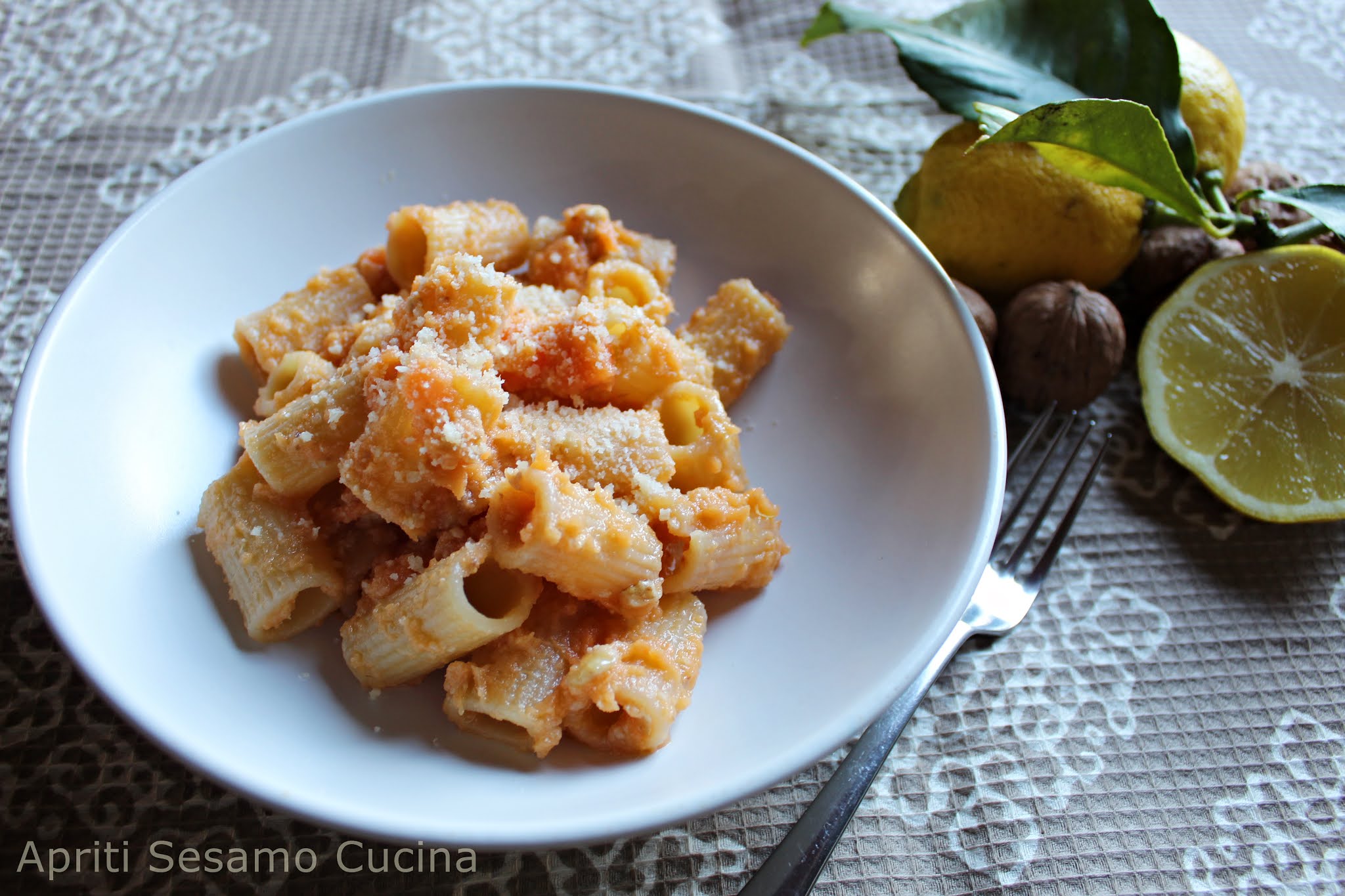 Pasta con pesto al limone