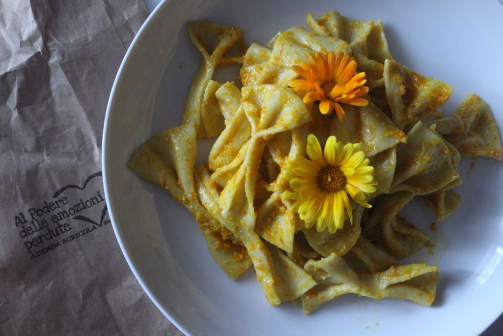 Pasta con pesto di calendula e mandorle