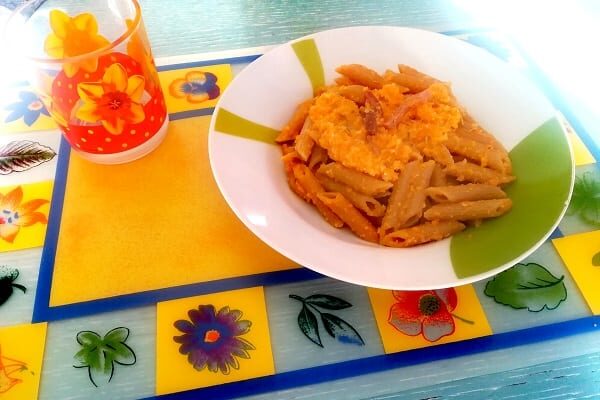 Pasta con pesto di carote e speck