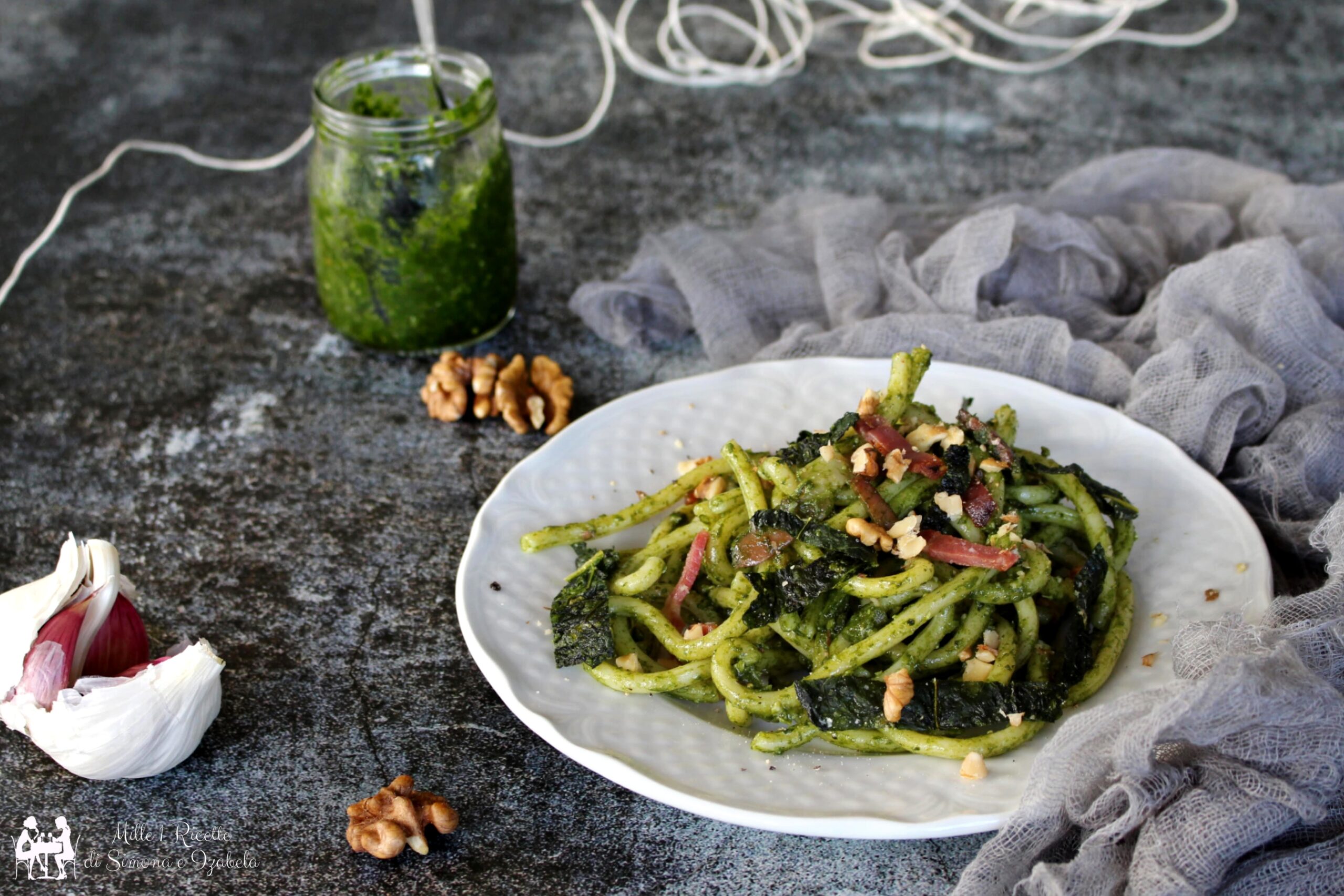 Pasta con pesto di cavolo nero noci e speck