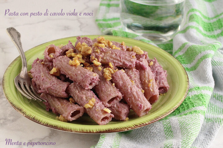 Pasta con pesto di cavolo viola e noci