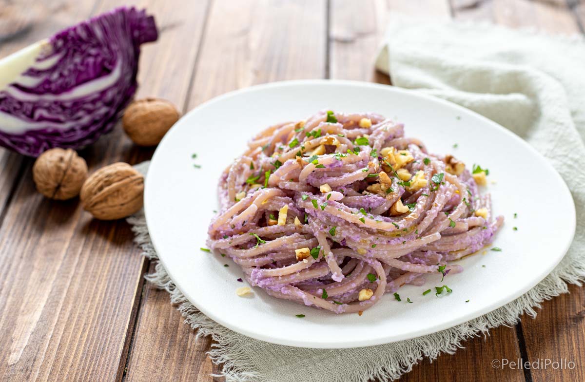 Pasta con pesto di cavolo viola