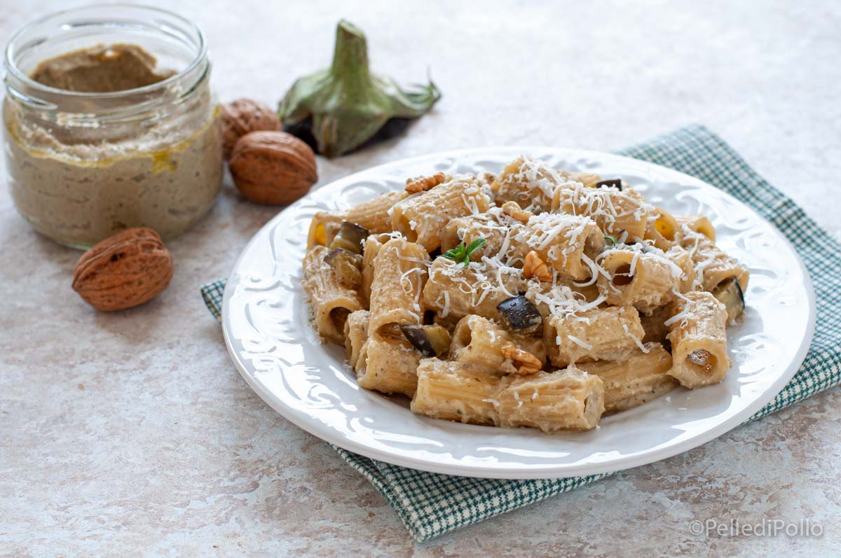 Pasta con pesto di melanzane e ricotta salata