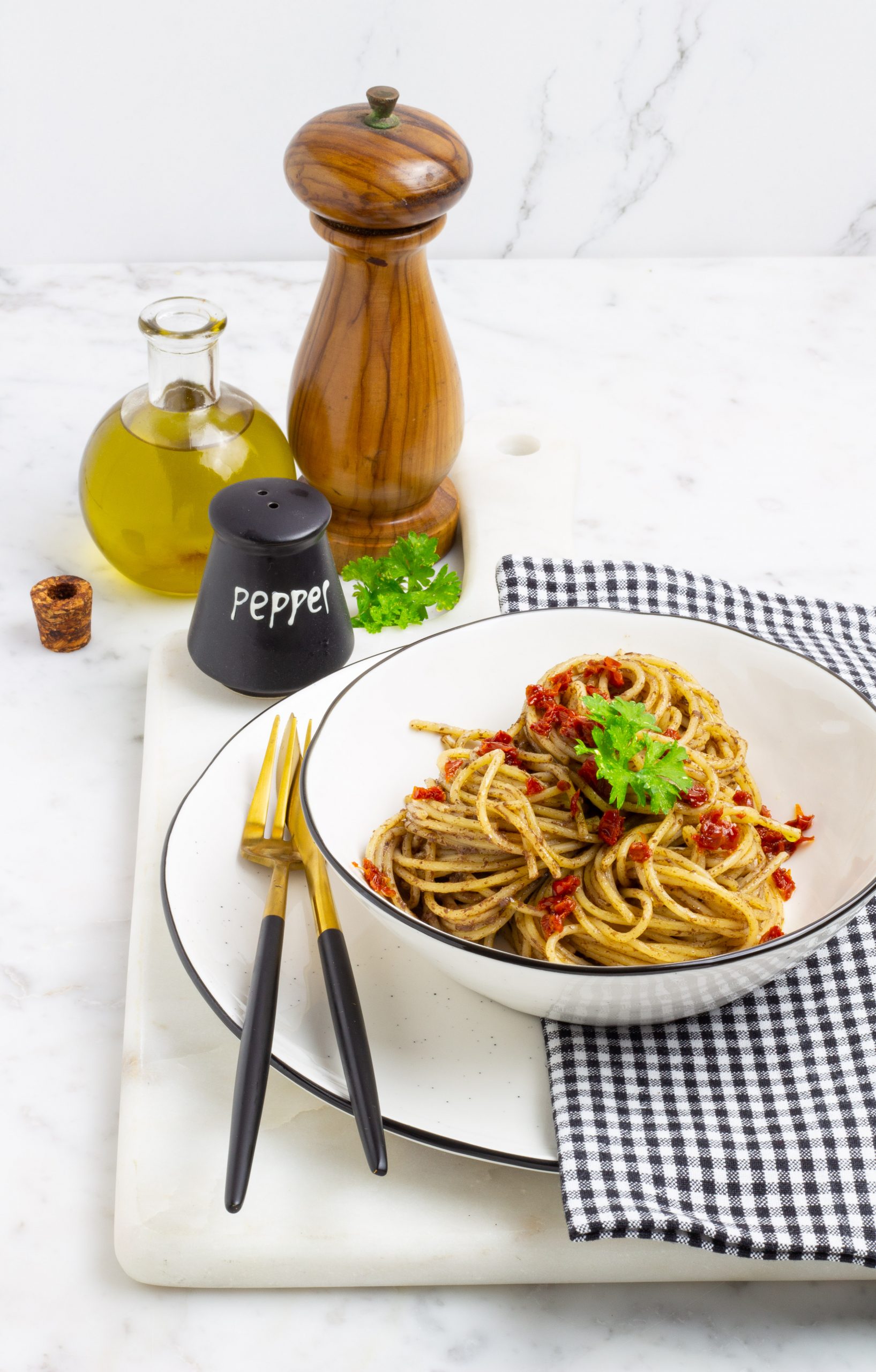 Pasta con pesto di olive e pomodori secchi