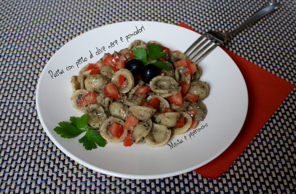 Pasta con pesto di olive nere e pomodori