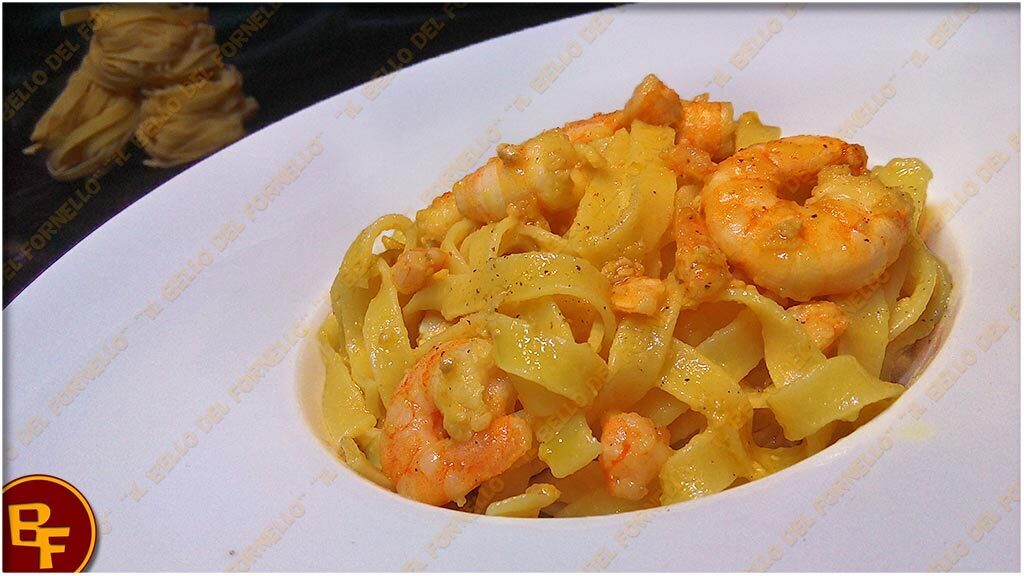 Pasta con pesto di peperoni stracchino e gamberi
