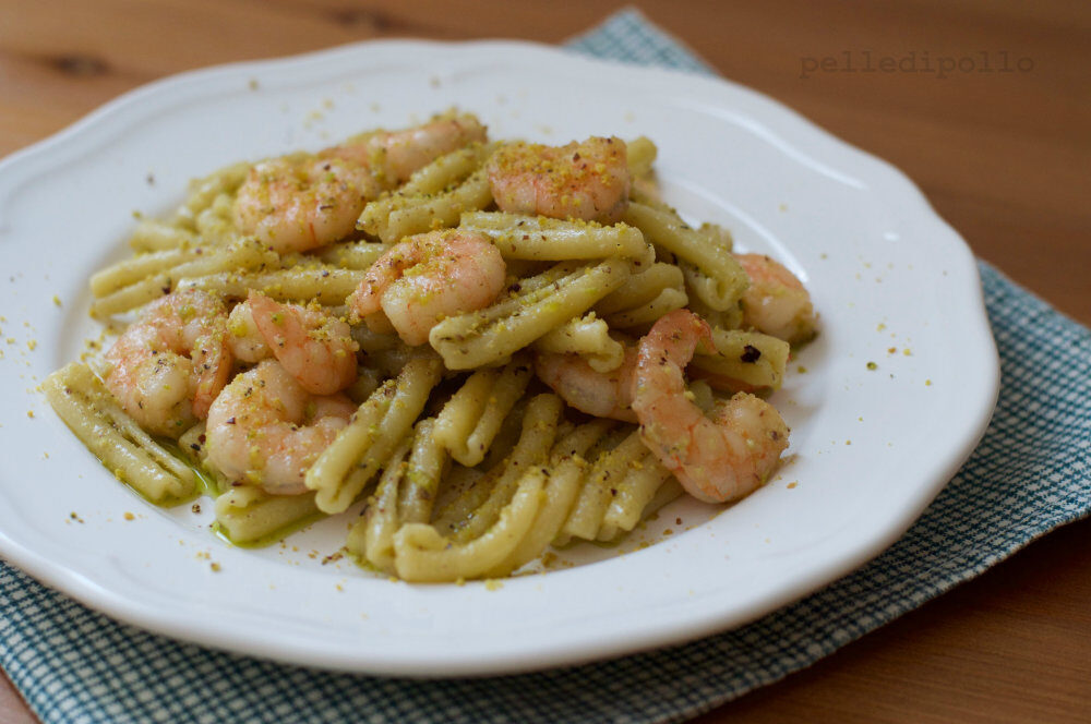 Pasta con pesto di pistacchi e gamberi