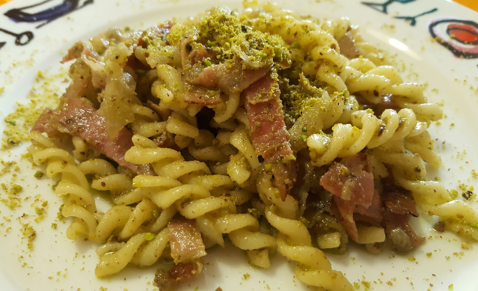 Pasta con pesto di pistacchio e speck