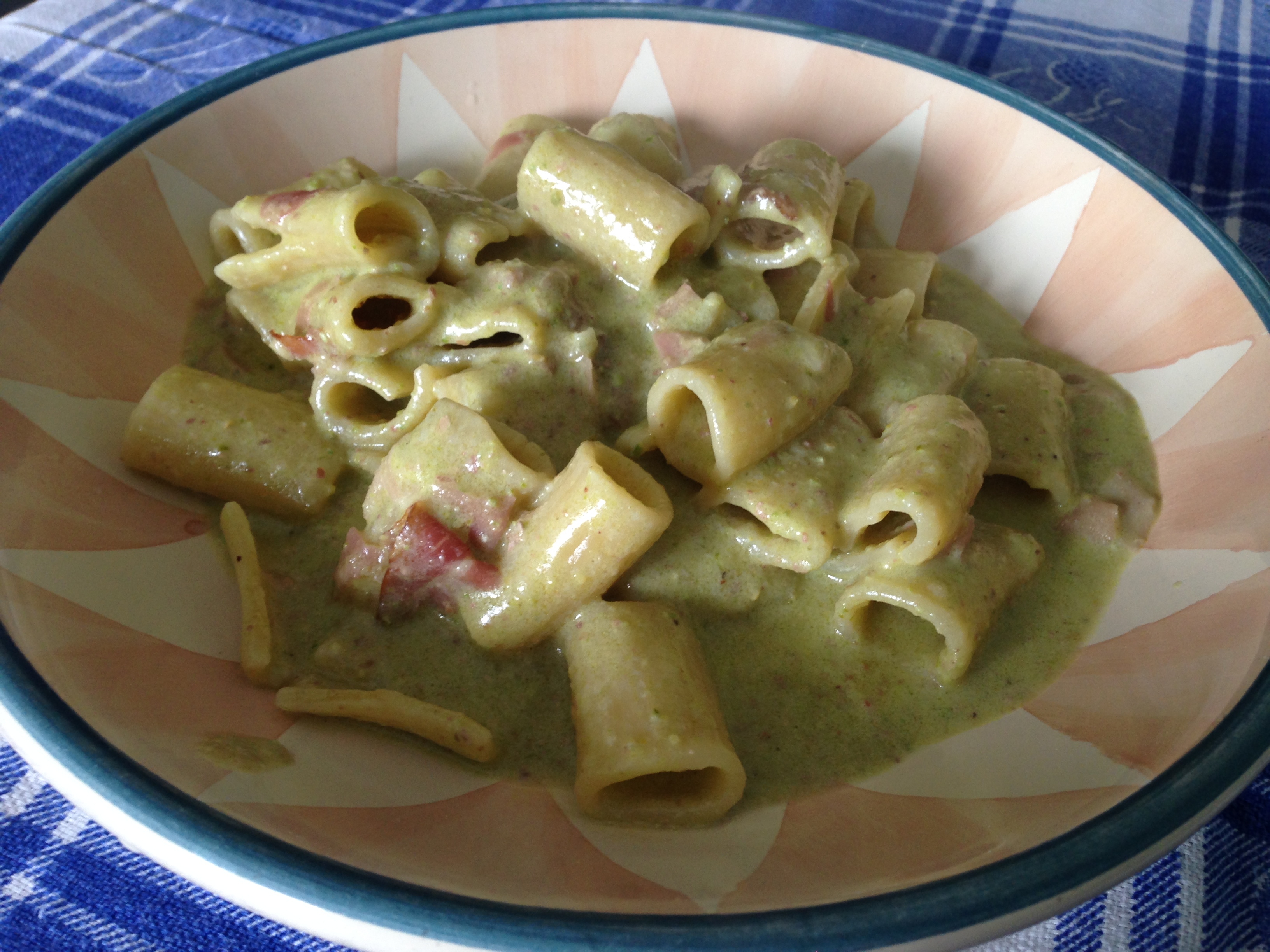 Pasta con pesto di pistacchio e speck