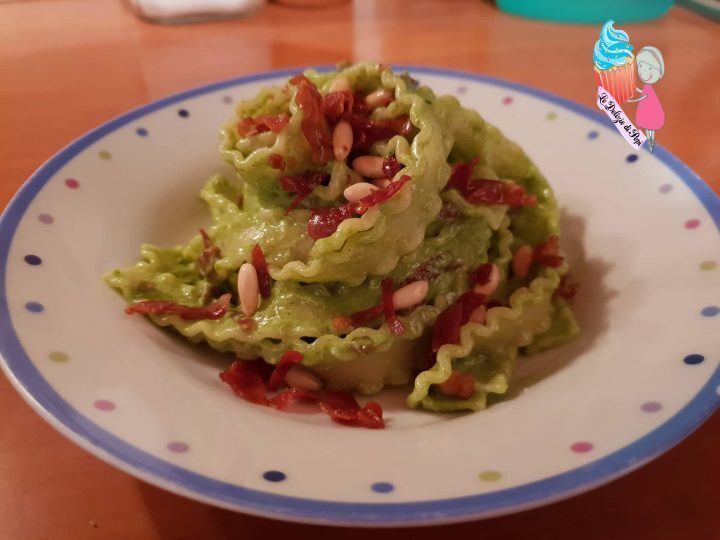 Pasta con pesto di rucola prosciutto crudo e pinoli