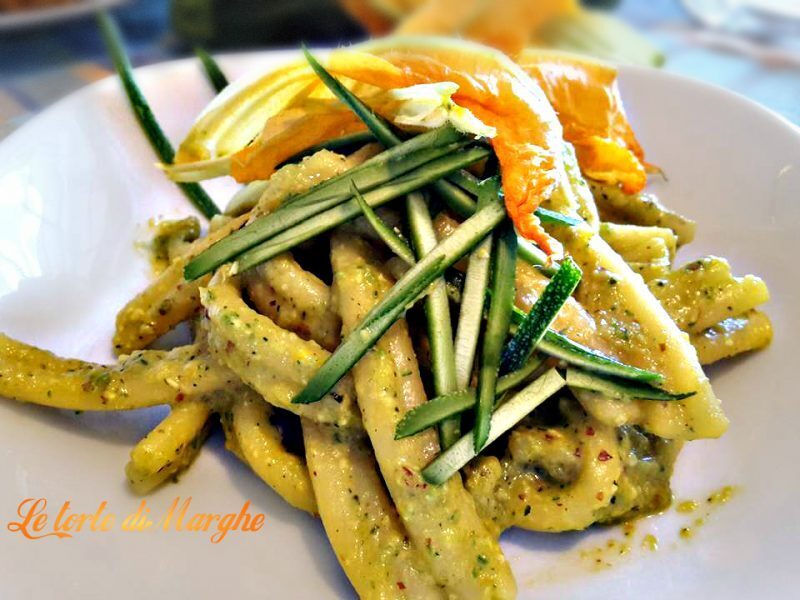 Pasta con pesto di zucchine alle mandorle