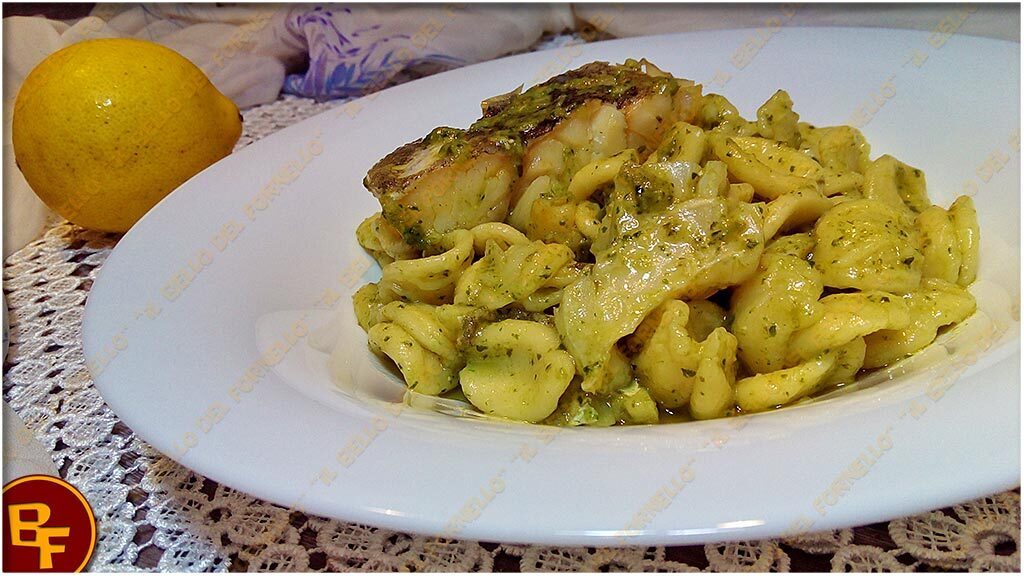 Pasta con pesto e baccalà al profumo di limone
