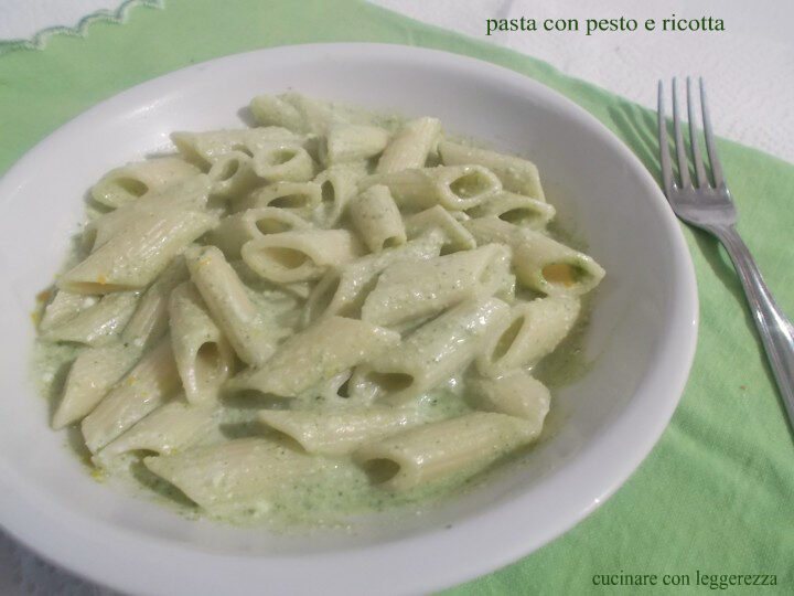 Pasta con pesto e ricotta