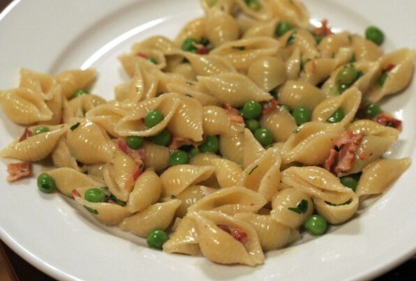 Pasta con piselli e bacon
