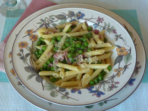 Pasta con piselli e pancetta