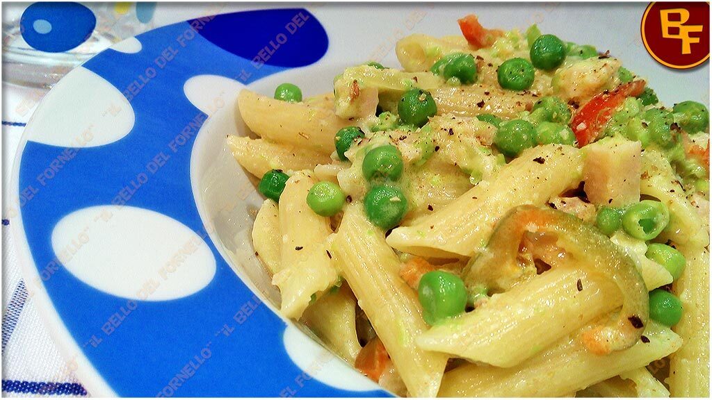 Pasta con piselli peperoni e cotto