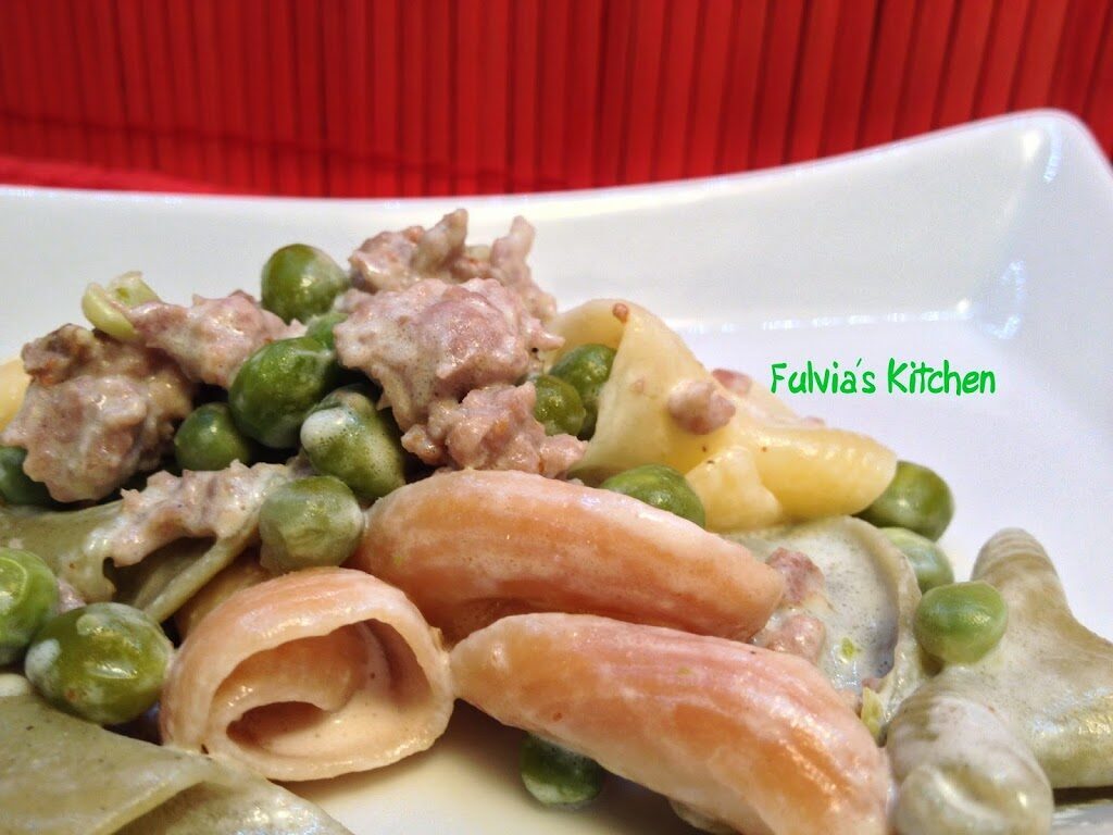 Pasta con piselli, salamella e panna vegetale
