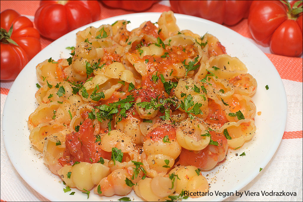 Pasta con pomodori al forno con rosmarino