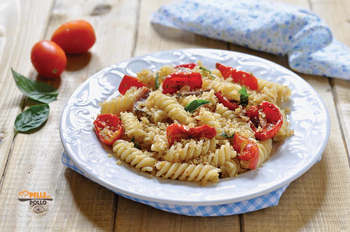 Pasta con pomodorini confit, alici e pane croccante