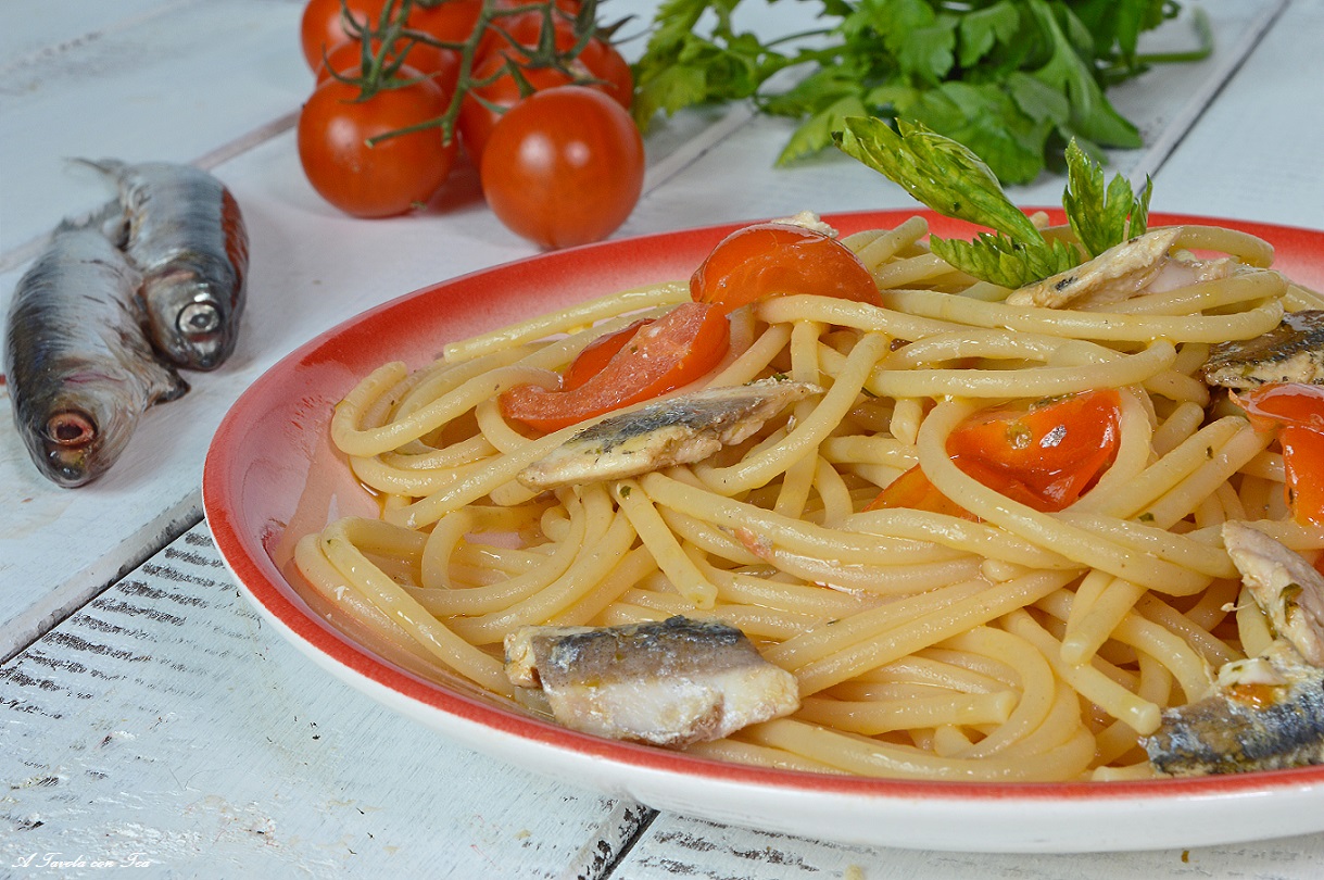 Pasta con pomodorini e alici