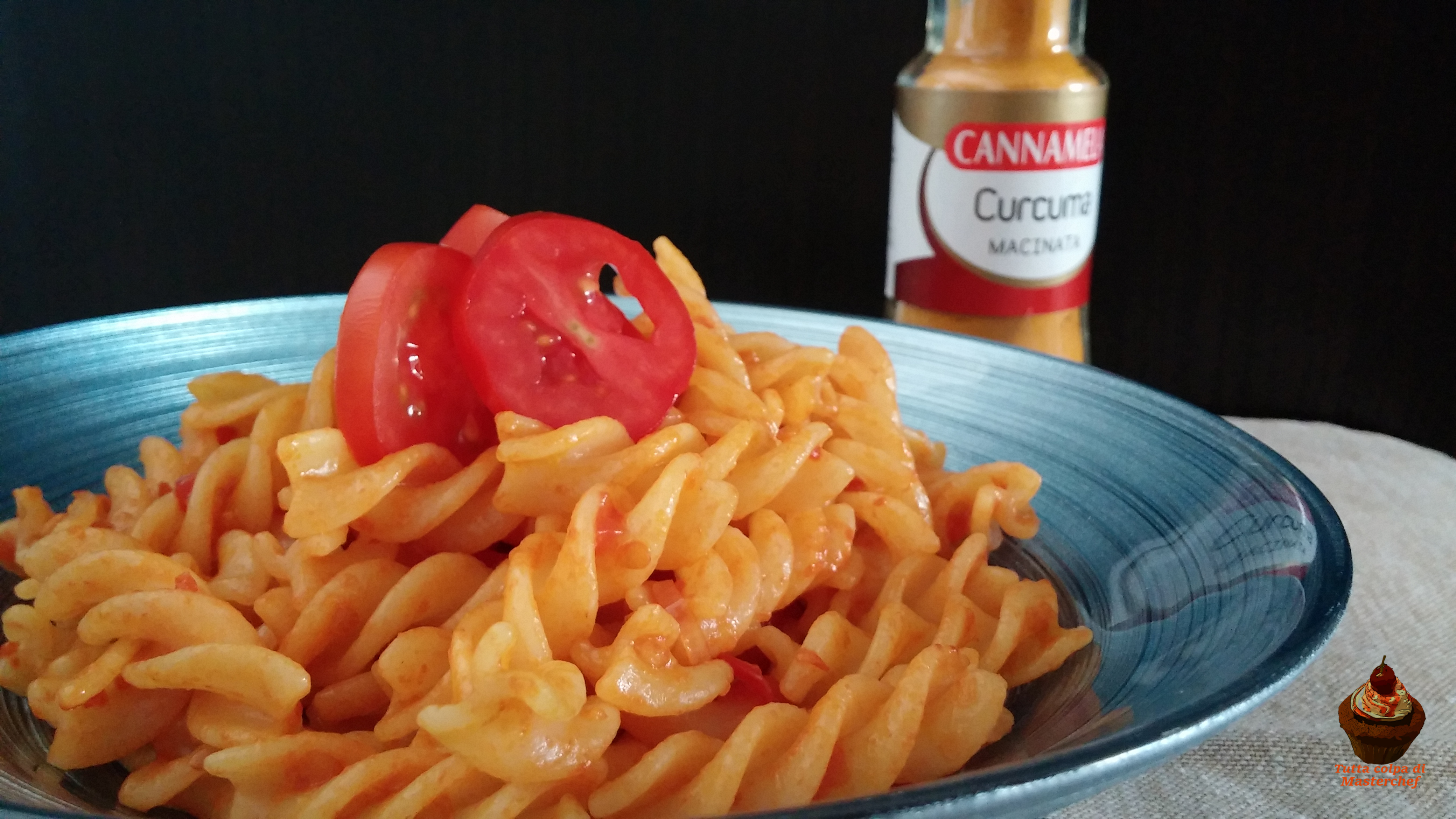 Pasta con pomodorini e curcuma