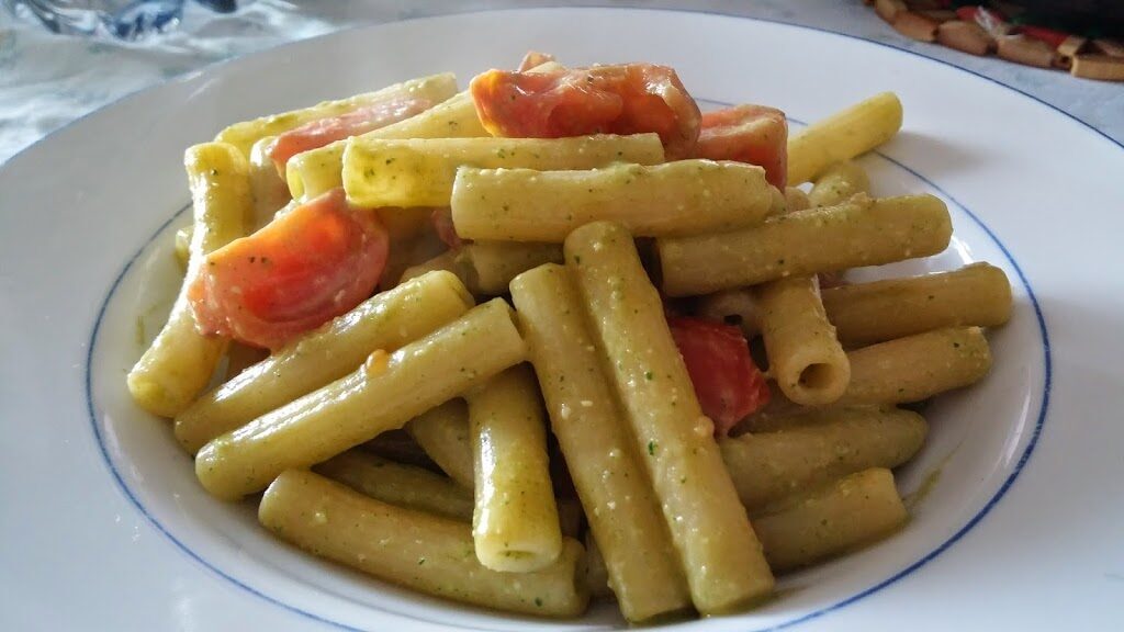 Pasta con pomodorini e pesto a modo nostro