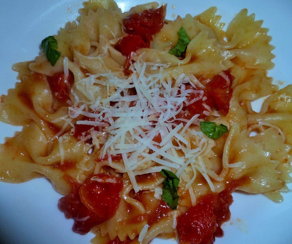 Pasta con pomodorini freschi