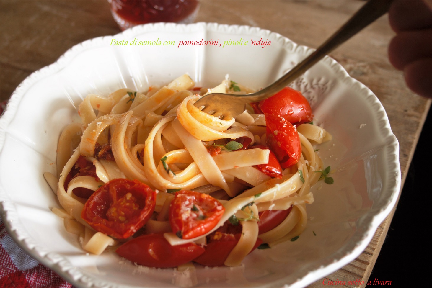 Pasta  con pomodorini , pinoli e ‘ nduja
