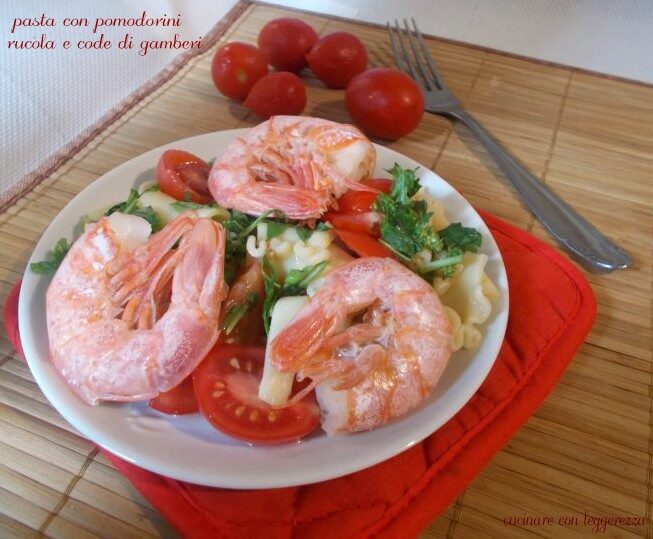Pasta con pomodorini rucola e code di gamberi