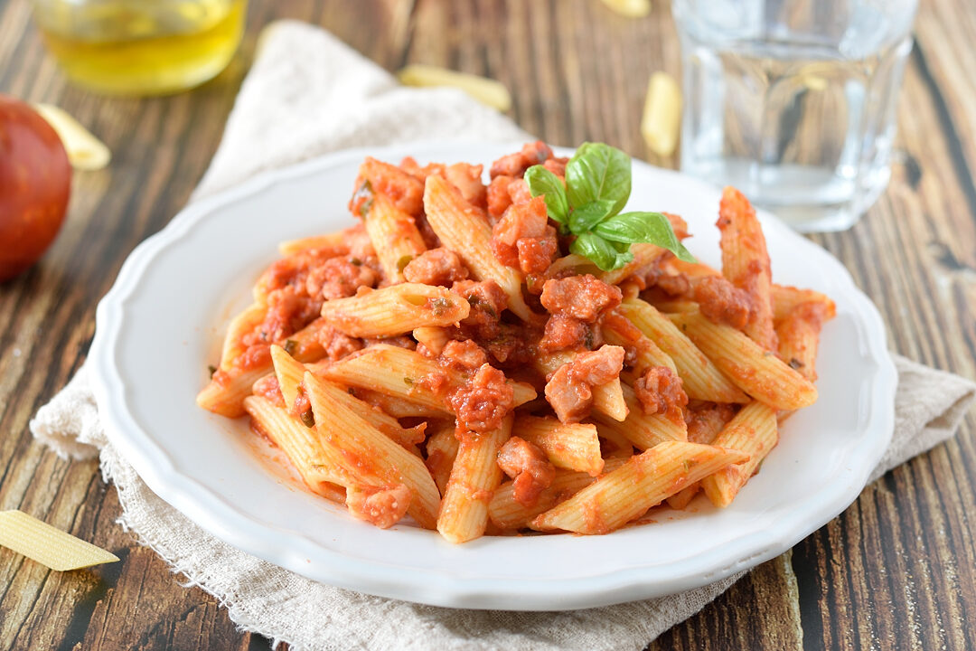 Pasta con pomodoro e pancetta