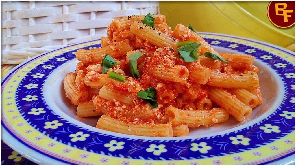 Pasta con pomodoro e ricotta