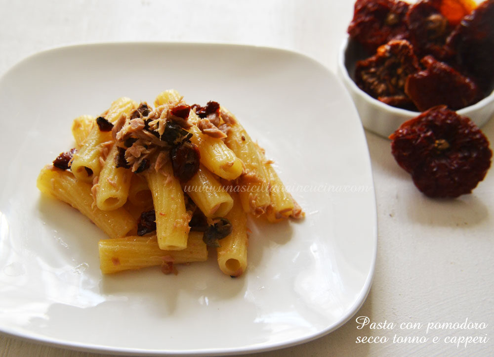 Pasta con pomodoro secco tonno e capperi