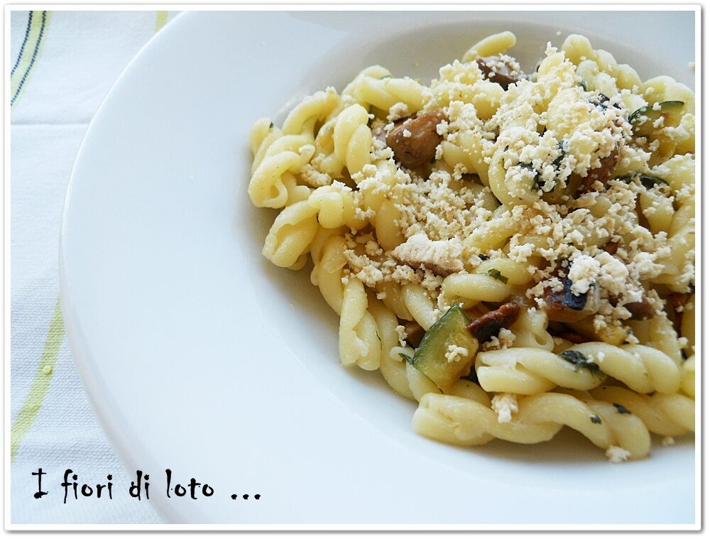 Pasta con porcini, zucchine e ricotta affumicata