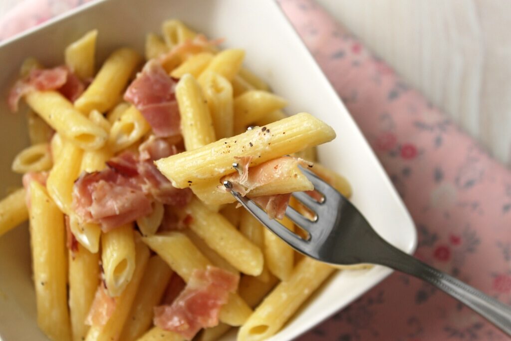 Pasta con prosciutto e formaggio di capra