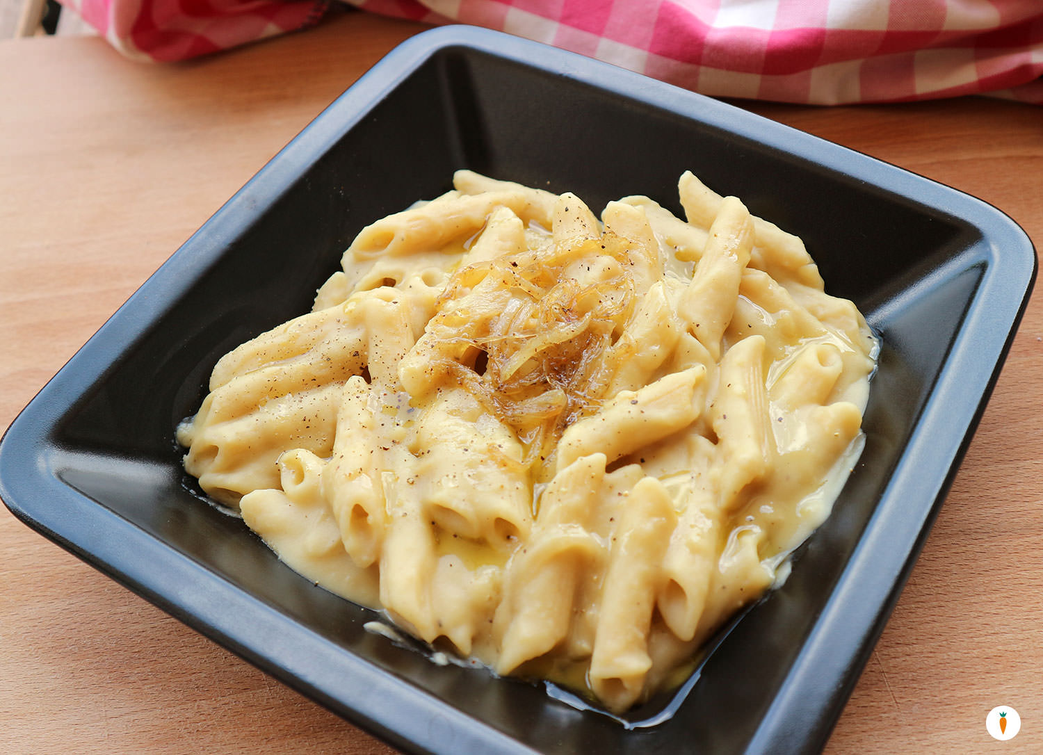 Pasta con purea di fave bianche e cipolla