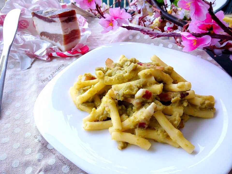 Pasta con purea di fave e pancetta
