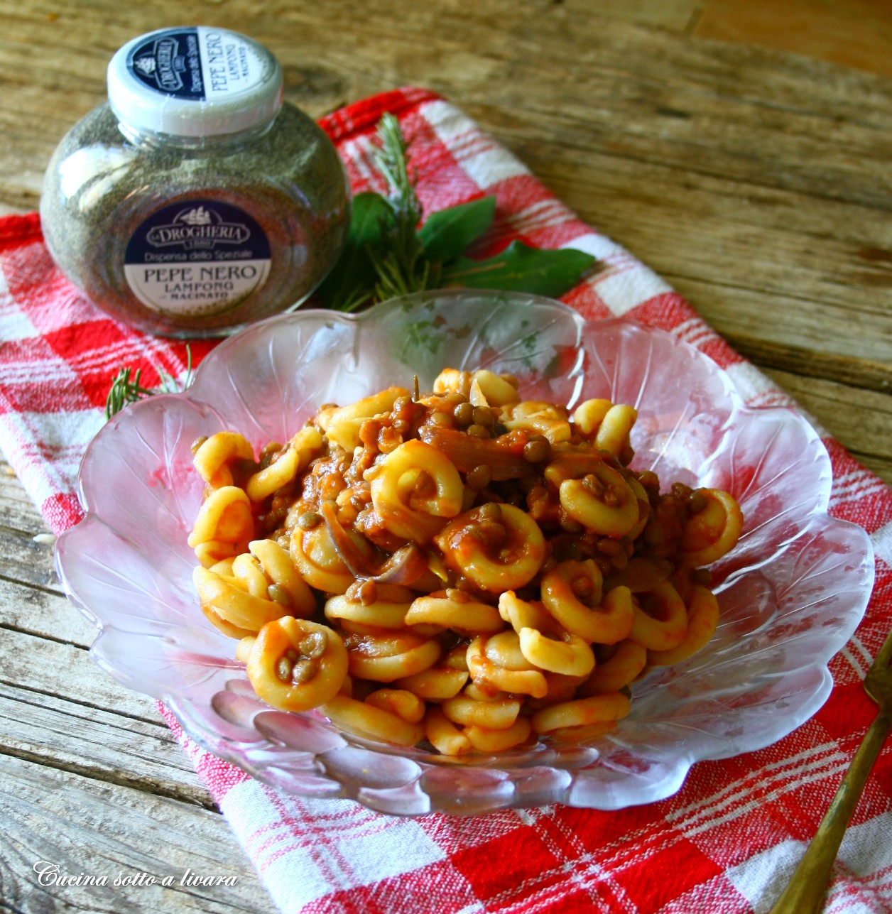 Pasta con ragu’ piccante  di lenticchie