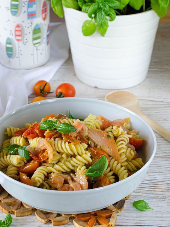 Pasta con salmone affumicato olive pomodorini ed emulsione al limone