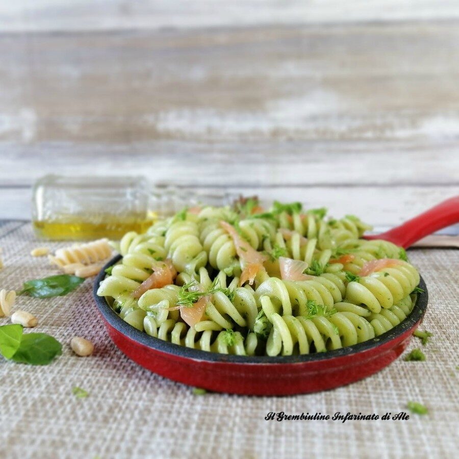 Pasta con salmone al pesto di basilico