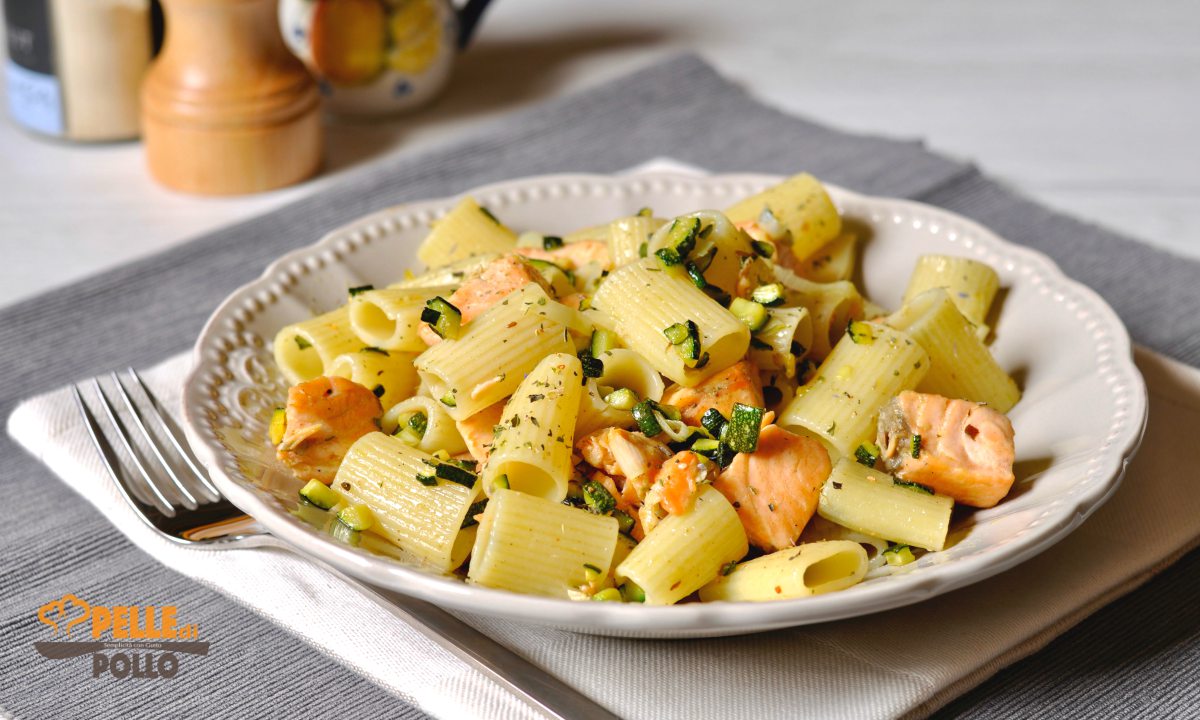 Pasta con salmone fresco e zucchine