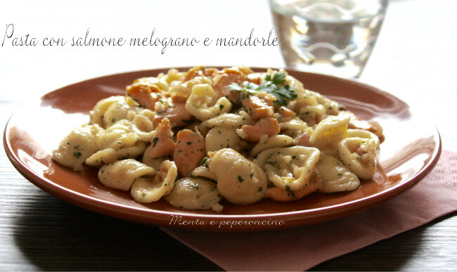 Pasta con salmone melograno e mandorle