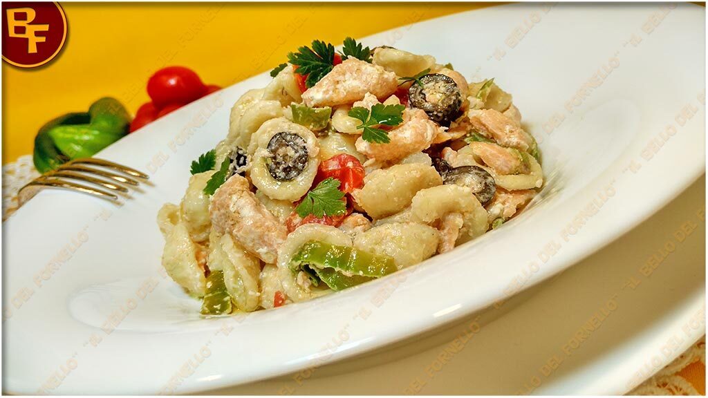 Pasta con salmone peperoni formaggio e olive