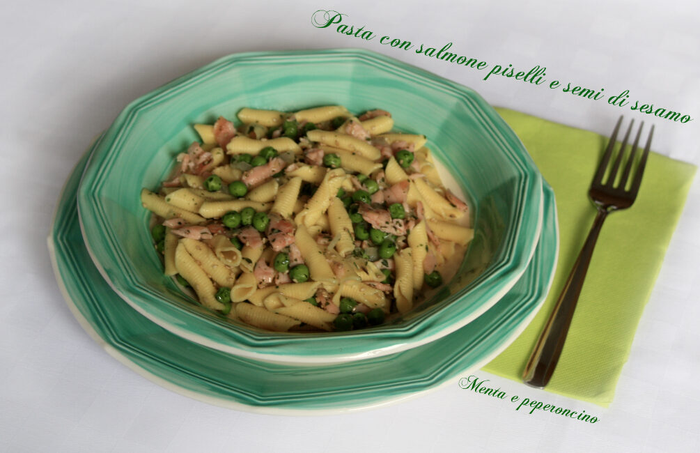 Pasta con salmone piselli e semi di sesamo