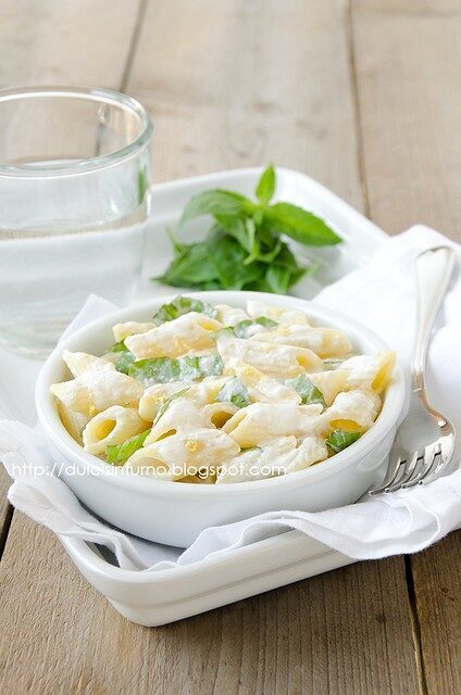 Pasta con salsa al basilico